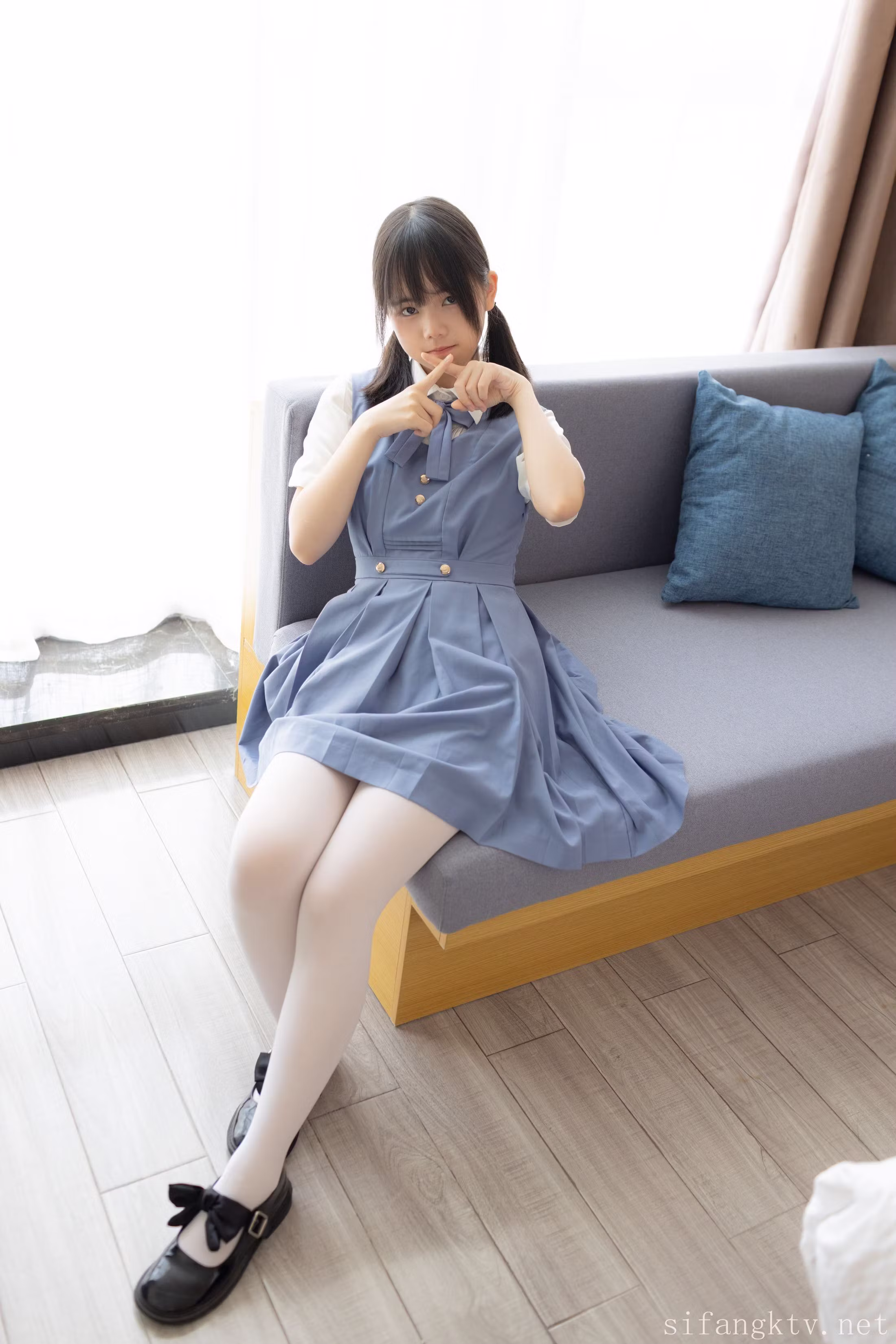 黑色齐刘海双马尾长发与清冷无辜直视镜头神态